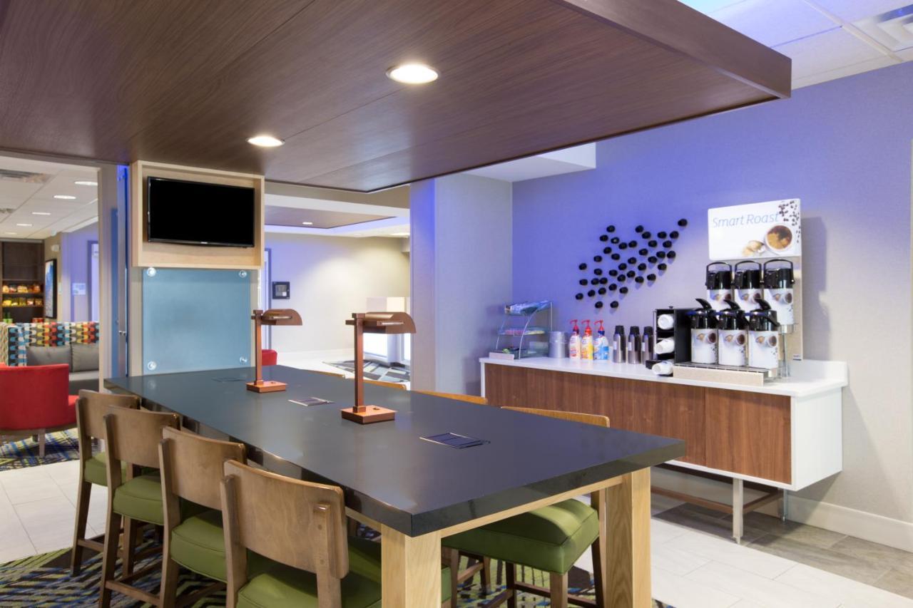 Holiday Inn Express Hastings By Ihg Exterior foto